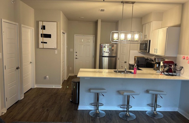 Downtown Charming 2-bedroom apartment with WiFi, AC in delightful San Antonio.