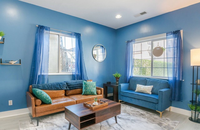 Downtown Cottage, Off-street parking, dog friendly