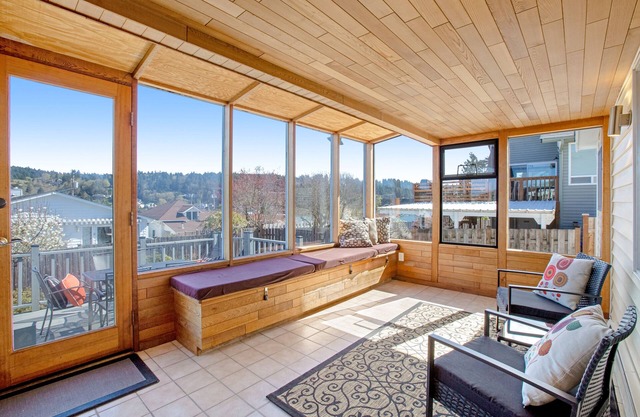 Downtown cottage with yard, deck, grill, sunroom, & WiFi - walk to town