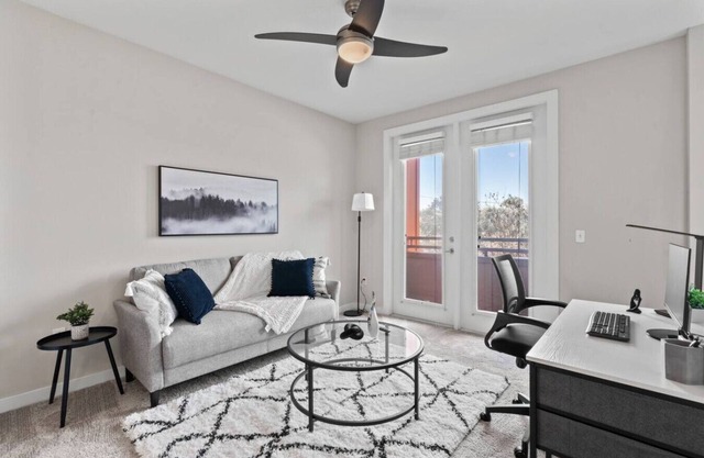 Downtown Cozy King stay | Pool/Gym/Free Parking!