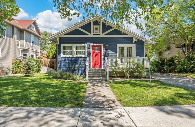 Downtown craftsman home with hot tub. 3 blocks from restaurants, shops and bars.