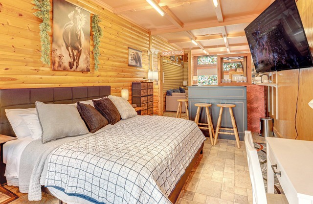 Downtown Crandon: Walkable Studio w/Patio!