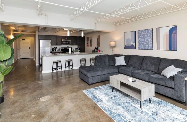 Downtown Des Moines Gem: 2BR/2BA + Balcony & Grill