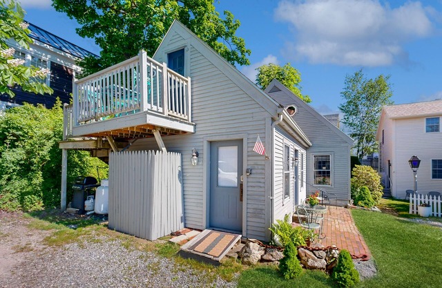 Downtown, ground floor studio near the ocean w/patio, outdoor dining area & more