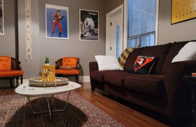 Downtown Hamilton urban oasis. Close to all major bus routes, shops & eateries.