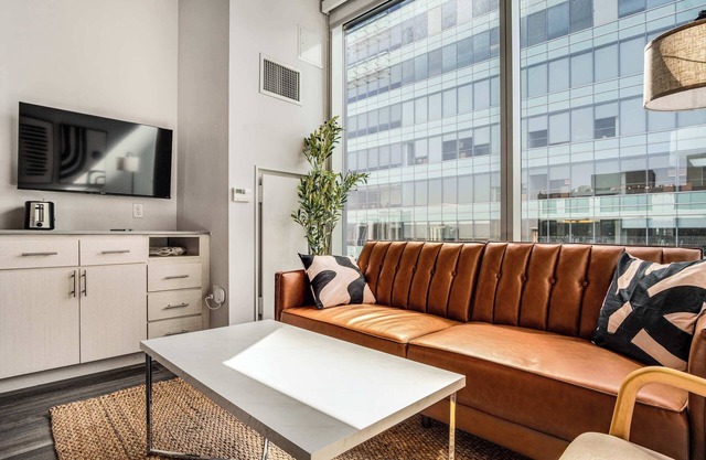 Downtown Highrise STU | Sky Pool, Parking, Gym 16