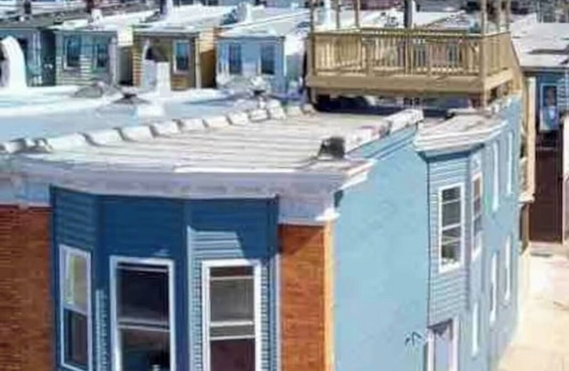 Downtown home w/rooftop and free parking 3 bedroom 3 full bathrooms privacy deck
