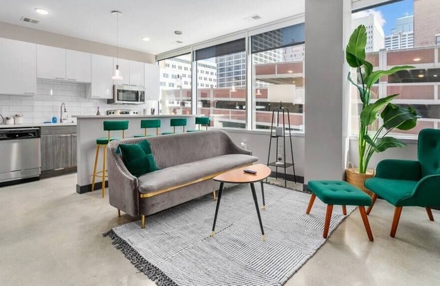 Downtown KC 2 Bedroom 2 Bath Stunning City View