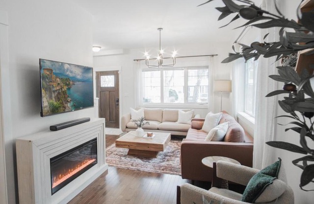 DOWNTOWN KINGBED 4Br FIREPLACE BIKELANE