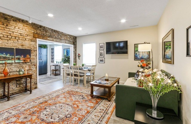 Downtown Lake Geneva- New York Suite |Big Apple Themed |Near Restaurants & Boutiques |Onsite Parking