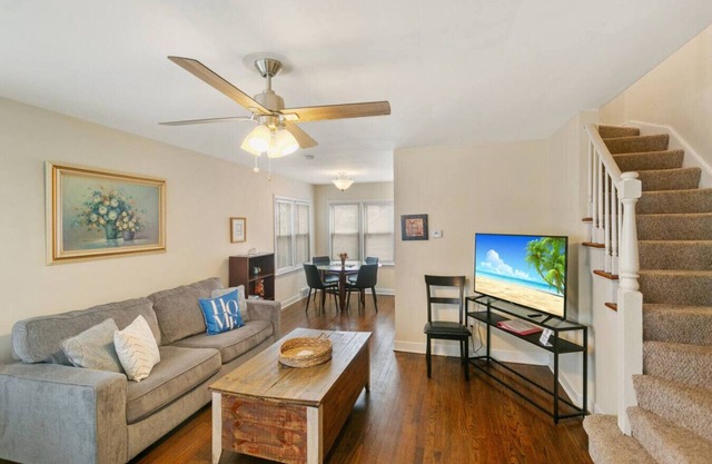 Downtown Libertyville Duplex Near Naval Base!