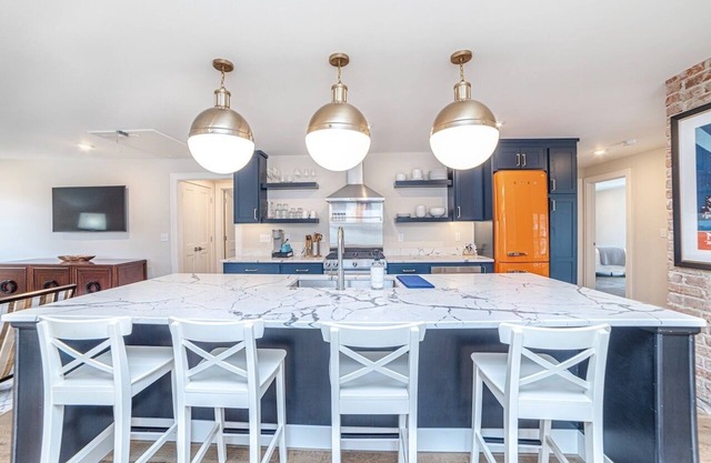 Downtown Loft w/Gourmet Kitchen. Walk Everywhere!