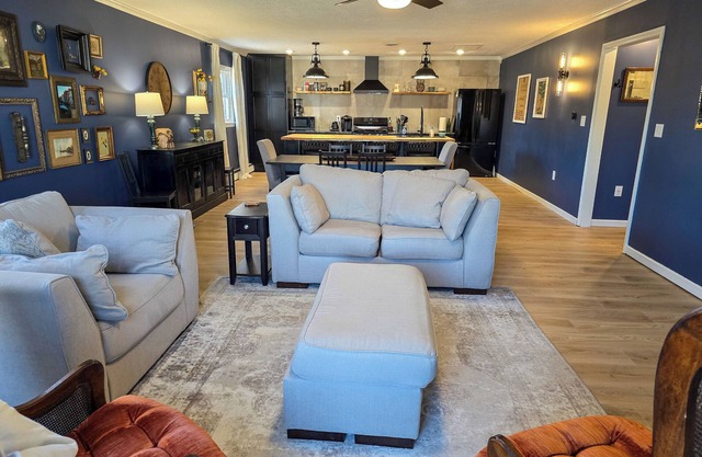 Downtown Loft with full kitchen and laundry room, perfect for long stays