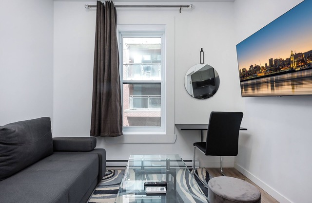 Downtown Luxury one bedroom with free parking