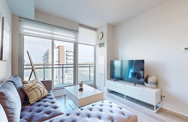 Downtown Markham Luxury Condo with Gym and free parking
