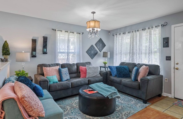 Downtown- Newly renovated, luxury in quiet neighborhood! 2miles to everything!