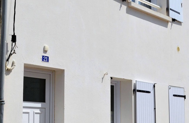 Downtown Oasis: Steps from Shops, 300m from Beach, and All Amenities