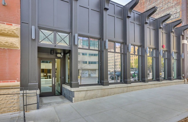 Downtown Omaha Getaway w/Deck & Gas Grill!