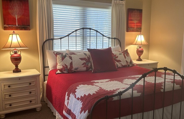 Downtown & on the River, Luxury 1-Bedroom Condo