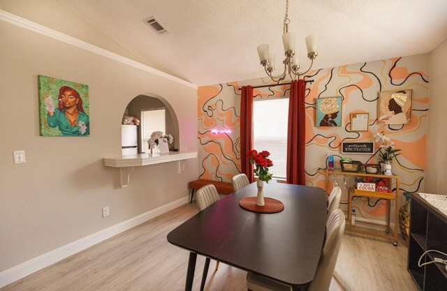 Downtown Orlando Creative Oasis- Hand Painted Murals & Free Parking.