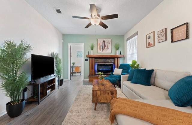 🌟Downtown Pensacola Getaway!🌟 Fenced in yard for fur babies!