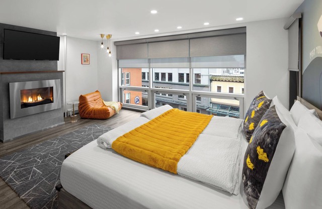 Downtown Penthouse King Suite, Kitchenette, Free Breakfast, and Rooftop Hot Tub!