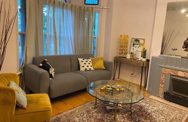 Downtown Private Queen furnished Room with AC in beautiful Victorian house