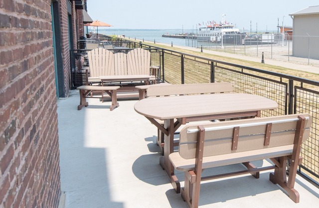 Downtown Sandusky Waterfront Chesapeake Condo-Cedar Point