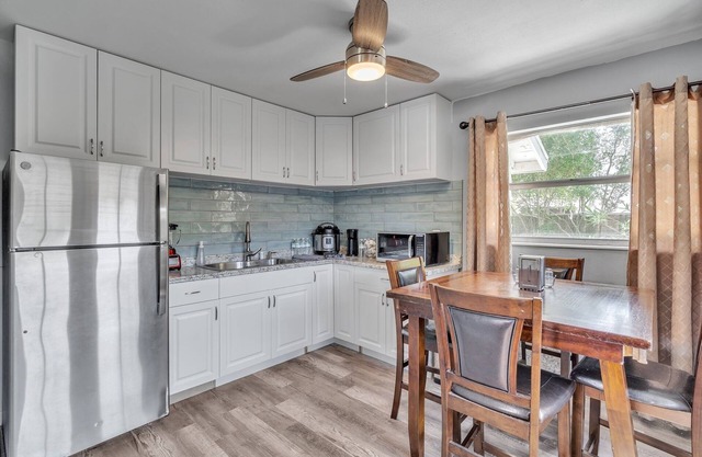 Downtown Single Family Modern Bungalow close to beaches and dining by RedAwning