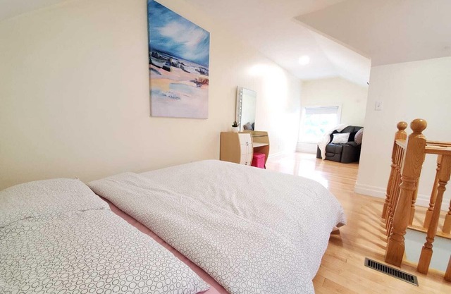 Downtown Toronto 3 bedrooms unit walk to trinity bellwood park