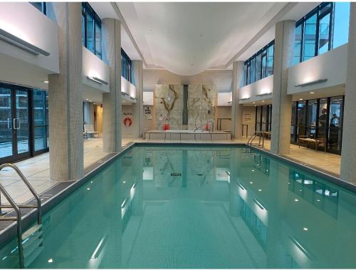 Downtown Toronto Luxury Condo Free parking