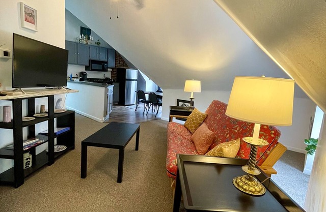 Downtown Two Bedroom Apartment in Downtown Lexington near Rupp Arena