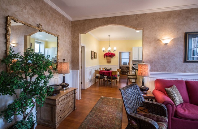Downtown Unit Sleeps 4 Private, Roomy, walking distance to everything, dogs ok