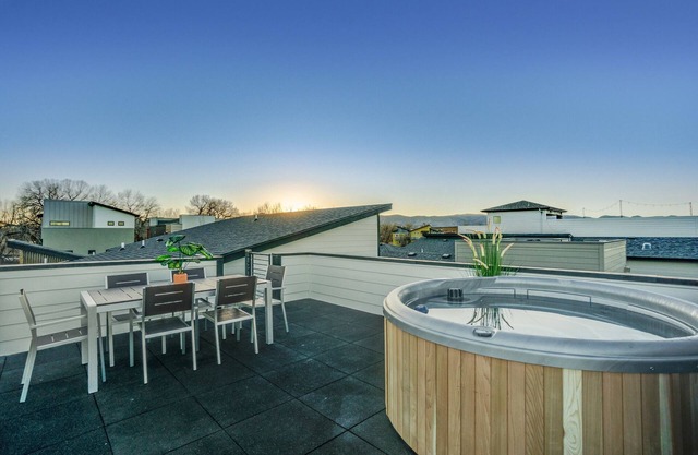 Downtown Views Deluxe Guesthouse + Rooftop Spa!