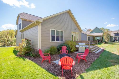 Downtown West Jefferson Home - Fireplace - Sleeps 8