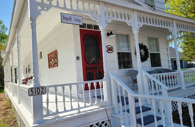 Dragonfly Cottage: Your Autumn Escape to Vibrant Colors and Adventure