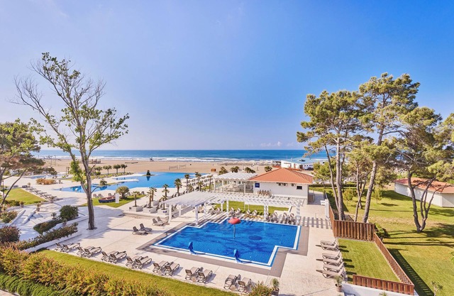 Dream Beach Getaway! THREE Comfortable Units, Pools, Beachfront, Free Parking!