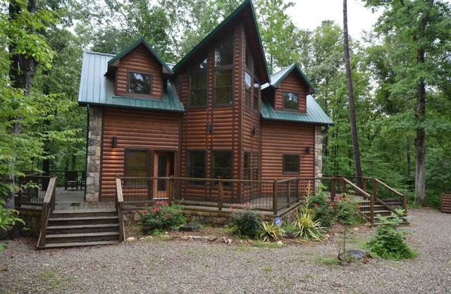 Dream Time Retreat COUPLE CABIN. KING bdrm, 2 TWINS, jacuzzi & outdoor HOT TUB