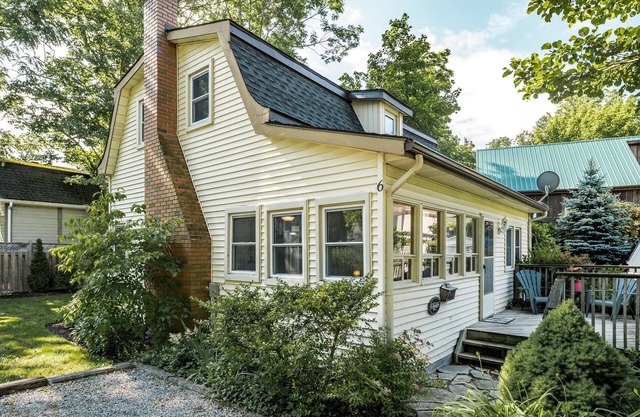 Dreamweaver Cottage is Dog Friendly! Steps from Lake Ontario