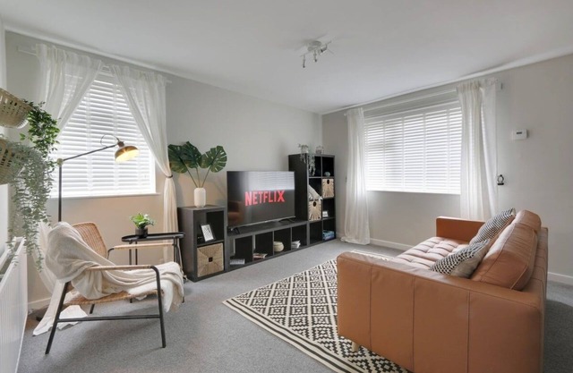 Dreamy 2 bed apartment, sleeps 4, parking.