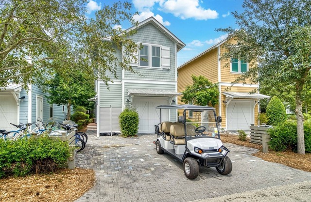 Dreamy 5BR WaterColor Retreat, Beach Club Passes, Golf Cart, Bikes, Dragonfly Pool 2 Blocks Nearby!