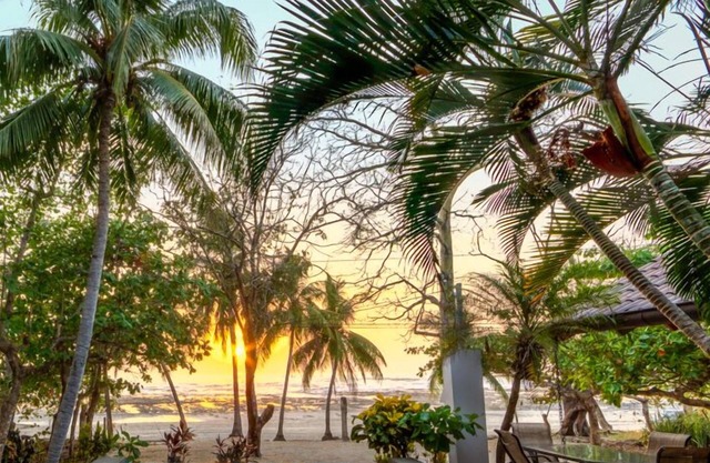 Dreamy Beach Home w/infinity pool & outdoor living area