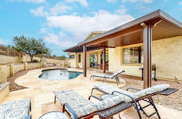 Dreamy desert gem with private pool, firepit, grill, lanai & AC