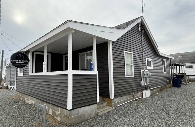 Driftwood Getaway - Perfect Location Near Beach!