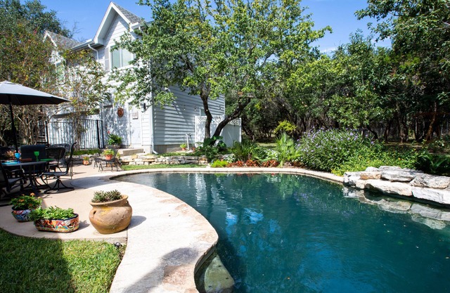 Dripping Springs area Guesthouse Bungalow
