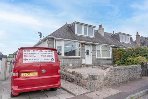 Driveway Parking for 2 Vehicles, 3 Bedroom House, 2 Kings 1 Double, Garden, Fast WIFI, Ideal for Long Term Contractor, etc Stays, Regular Housekeeping Option - See Our Dwellcome Home Ltd Site for Assurance
