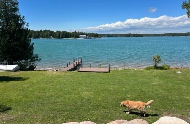Drummond Island Hotel & Vacation Homes - Sunset Den
