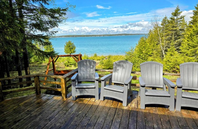 Drummond Island Hotel & Vacation Homes - Pebble Beach