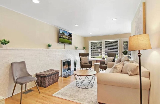 DT Libertyville home w/2 Fireplaces by Navy Base!