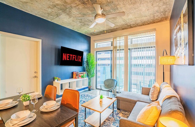DT PHX Apt| Pool, Gym, Parking & Balcony